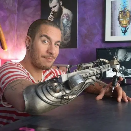 Un tatuador manco. Ver para creer