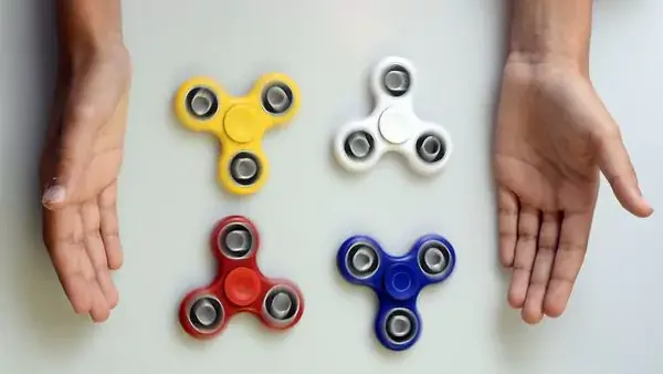 Los Spinners se queda tonto ante estos juguetes de los 90s.