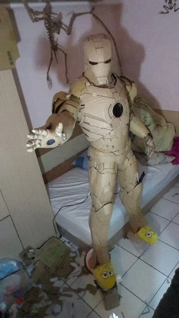 No creerás lo que estudiante construyó con pila de cartón