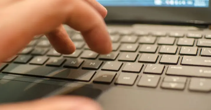¿Se puede encontrar a una persona por Internet?