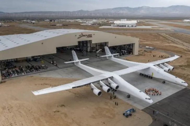 El mayor avión jamás construido sale del hangar
