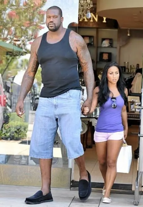 El Shaquille O’Neal y su novia, o su pequeña novia…