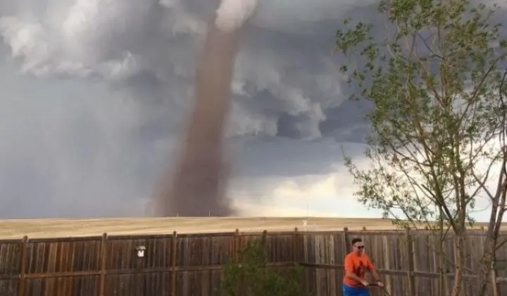 corta el cesped mientras pasa un tornado