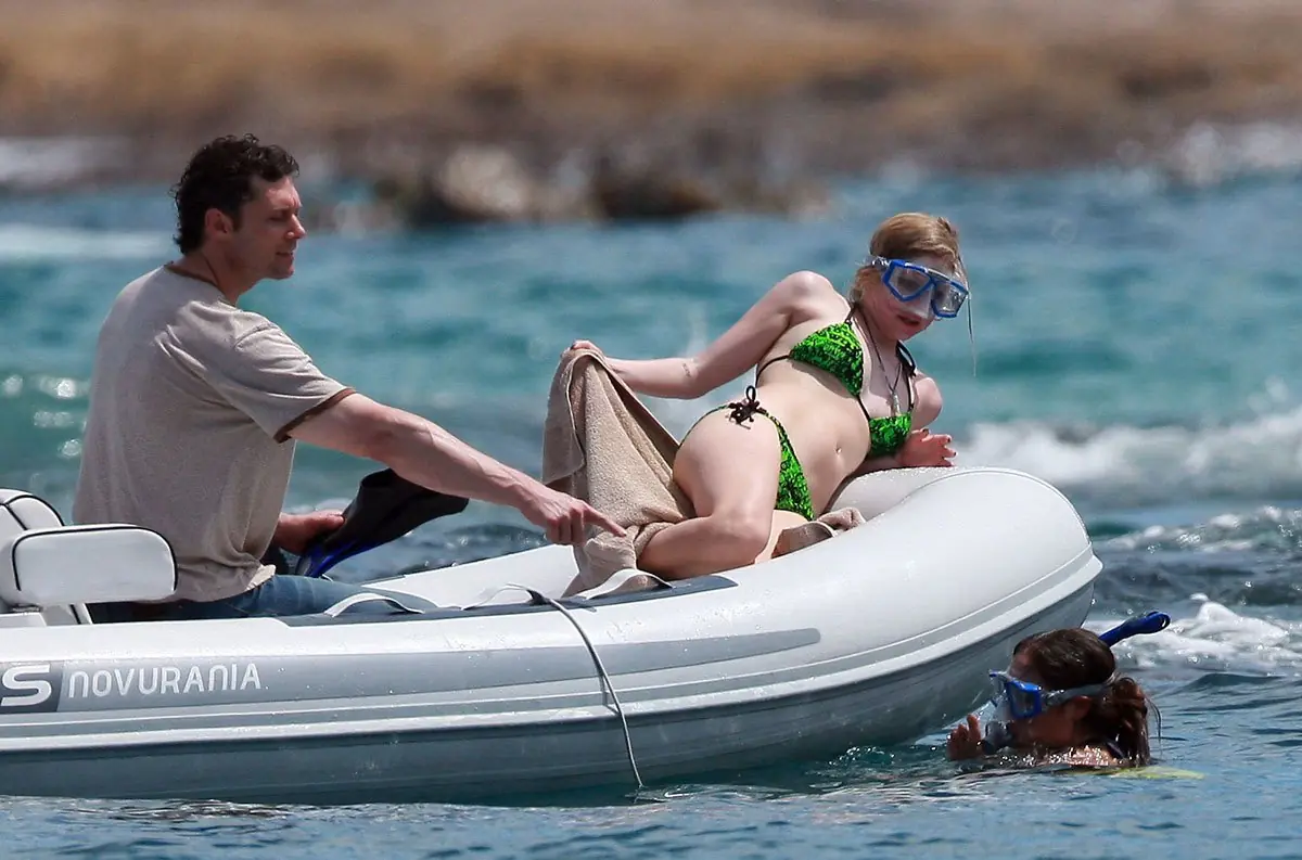 Avril Lavigne en bikini