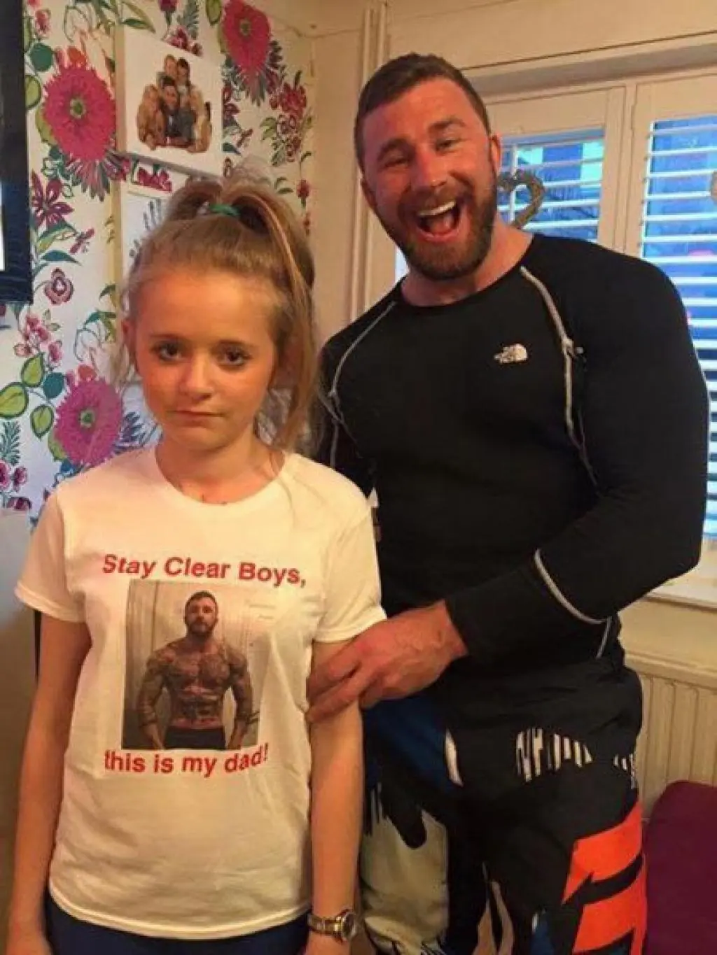 Manda a su hija a la escuela usando una playera con su foto Manda a su hija a la escuela usando una playera con su foto