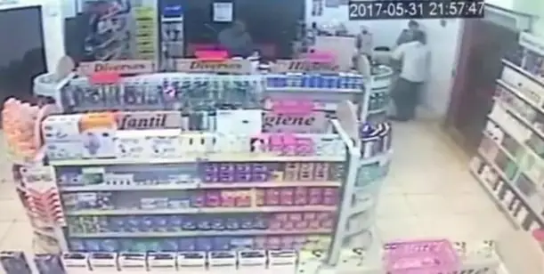 Un ladrón entró a una farmacia en la que los clientes