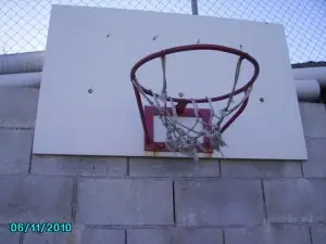 Red de canasta de baloncesto, con cadena metálica.