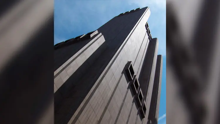 Tom Hanks se topa con el edificio más aterrador de New York