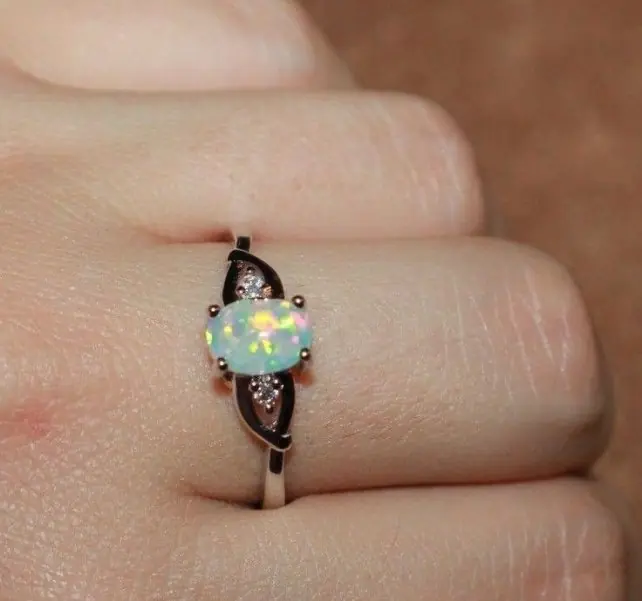 Descubrió que su novio era gay y vendió el anillo