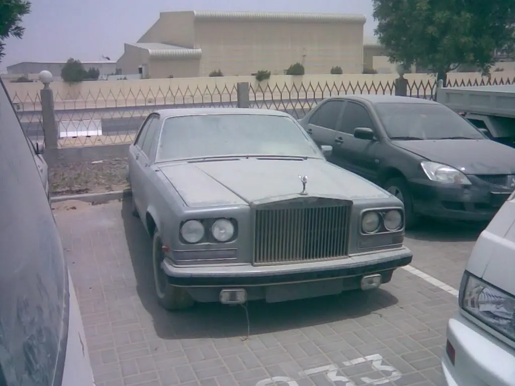 Miles de coches se abandonan cada dia en Dubai Sabes porque? Miles de coches se abandonan cada dia en Dubai Sabes porque?