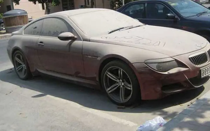 Miles de coches se abandonan cada dia en Dubai Sabes porque?