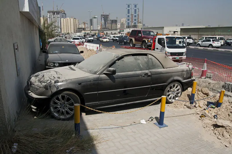 Miles de coches se abandonan cada dia en Dubai Sabes porque?