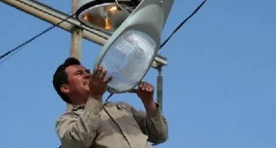 Quien enciende las luces de la calle?