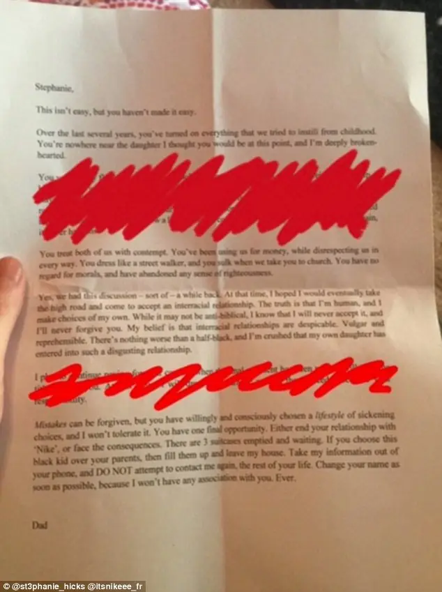Padre echa a su hija por tener un novio negro.