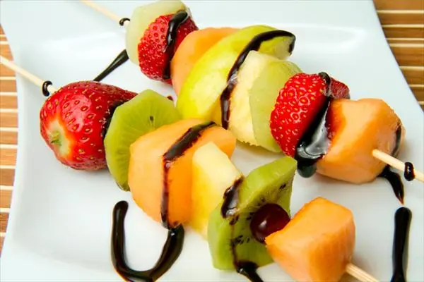 Realiza unas ricas brochetas con mango para tus hijos