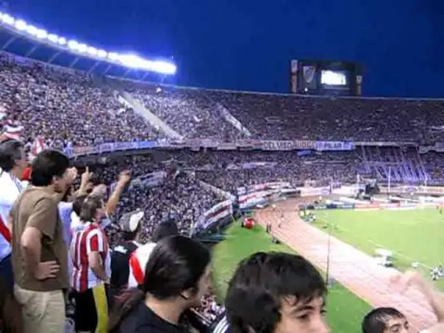 Un hincha de River cayó al vacío en el Monumental