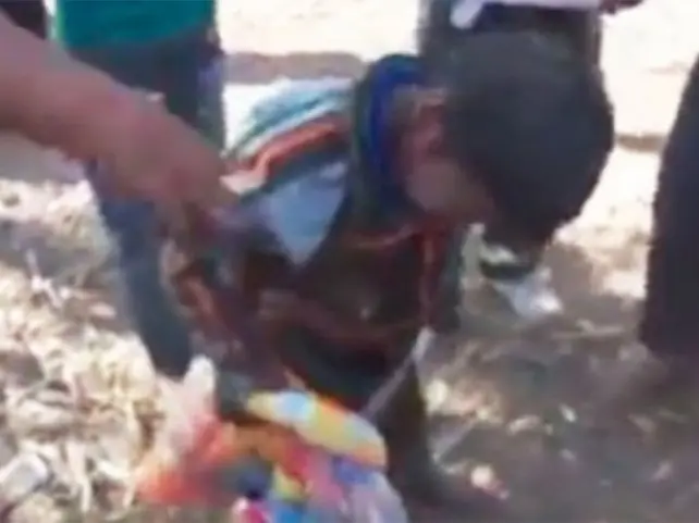 Indignante y a la vez insólito video emborrachando a niños