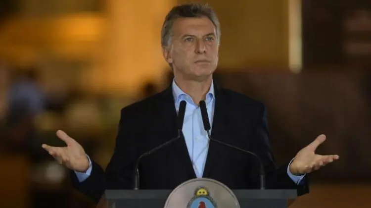 Macri le perdonó a Macri dos deudas en un día
