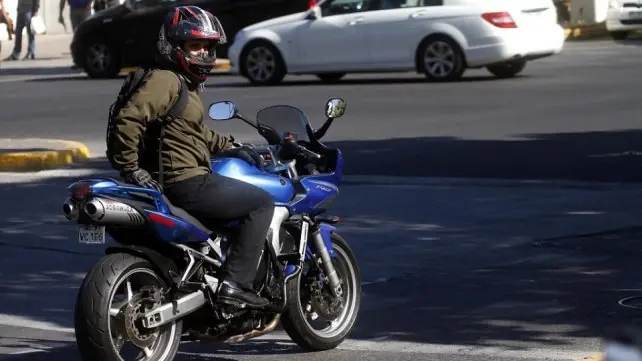 Motociclista olvidó su pareja en ruta, se dio cuenta a 40 km