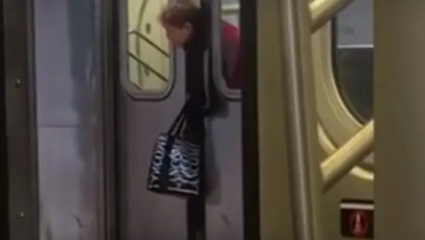 Le quedó la cabeza atrapada en el subte y nadie la ayudó