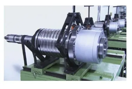 Aprendiendo sobre el torno, pasa lince alfarero Aprendiendo sobre el torno, pasa lince alfarero