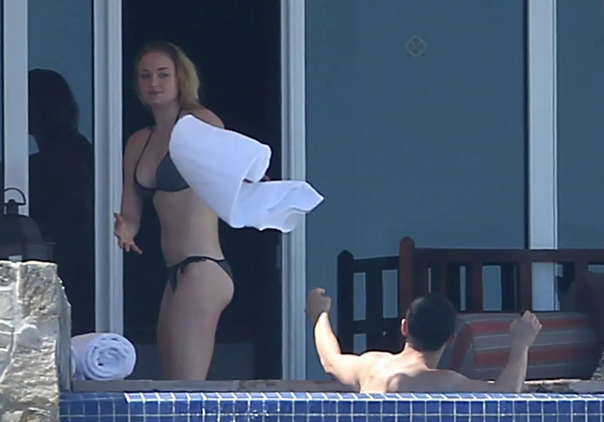 Sophie Turner en bikini mortal.