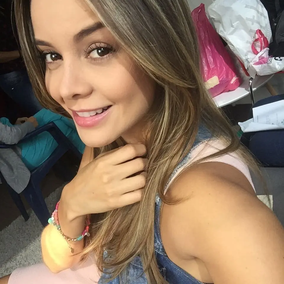 Te gustan las colombianas? Pasa y conoce a Alejandra