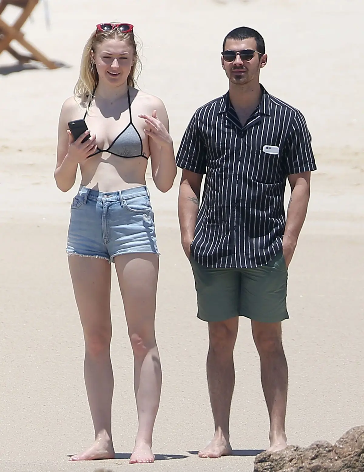 Sophie Turner  en bikini mortal.