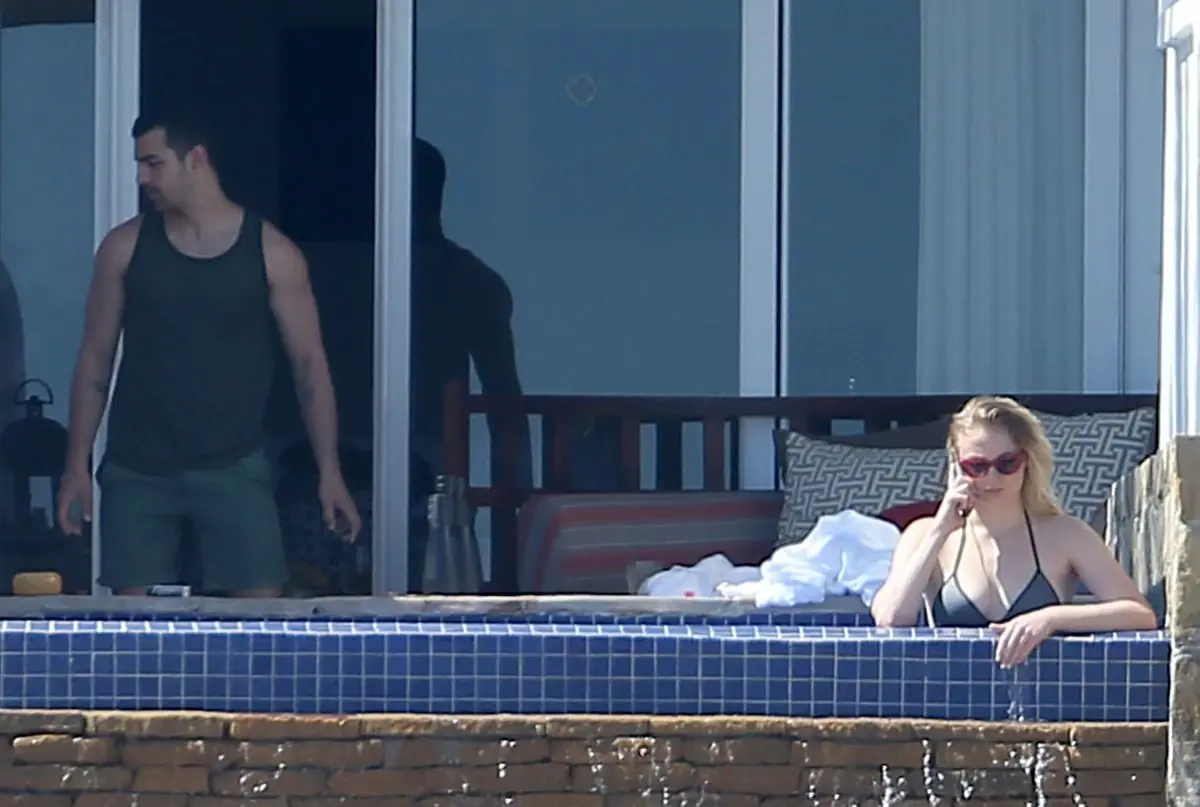 Sophie Turner  en bikini mortal.
