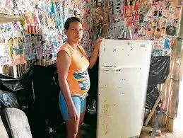 Recién nacido camina y se esconde de su madre...