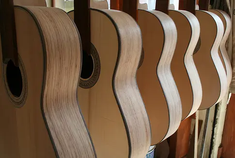 como se hacen las guitarras acusticas