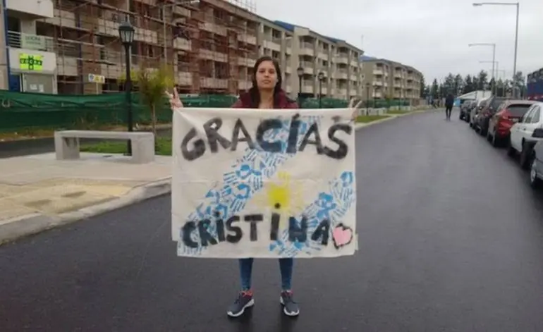 Mira como escracharon a Michetti en entrega de casas