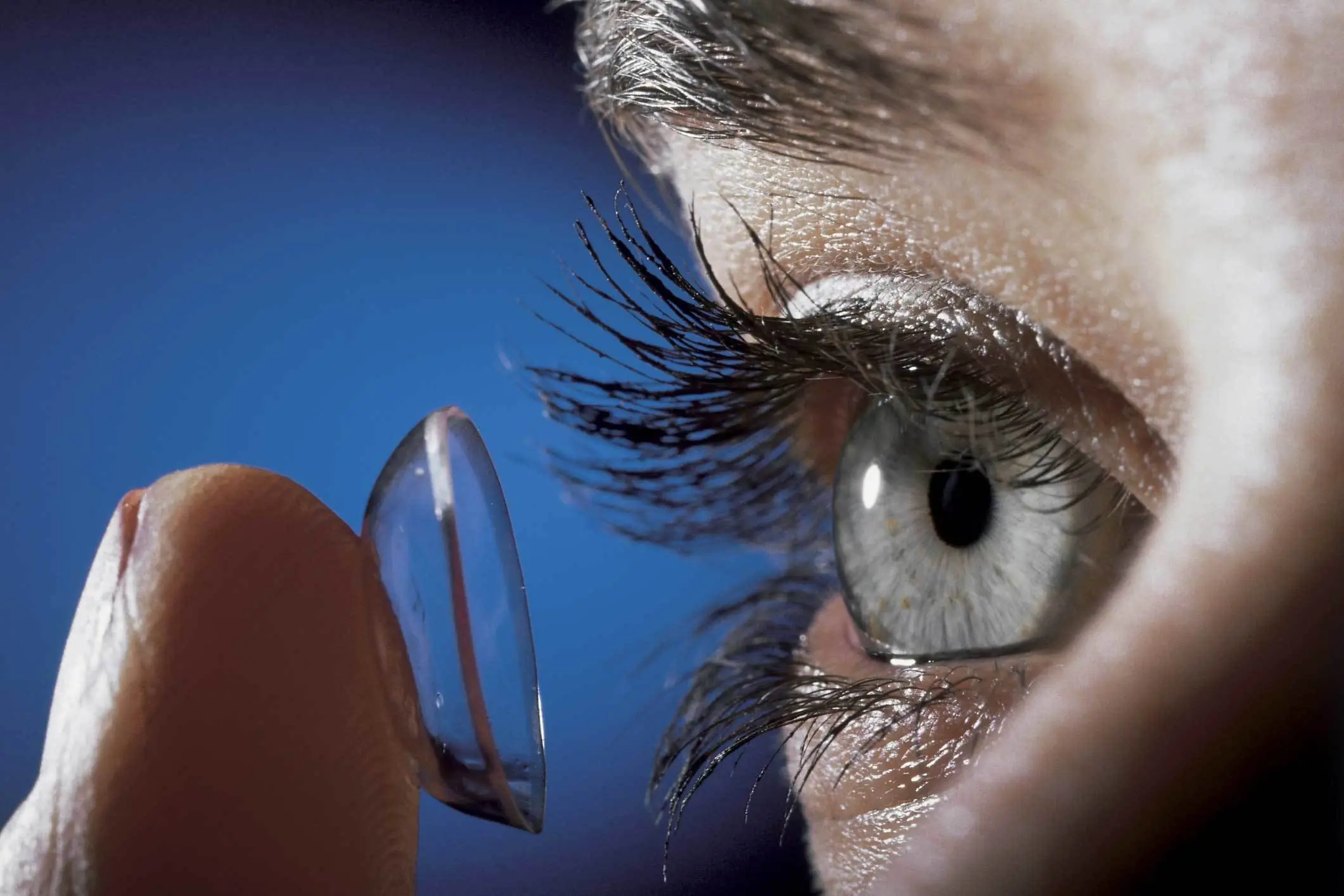 Quién inventó los lentes de contacto?