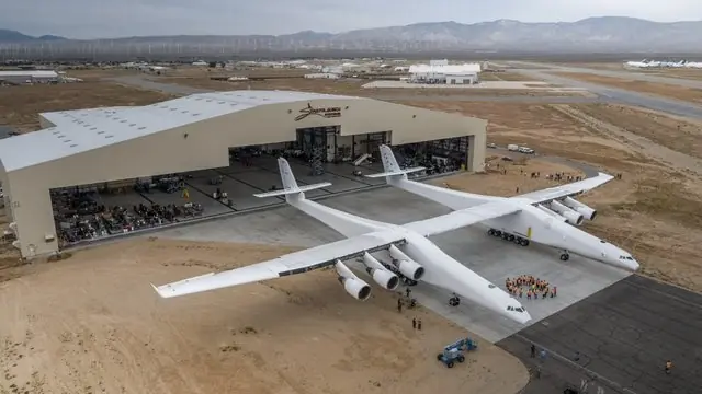 El colosal lanzador estratosférico de satélites, se muestra