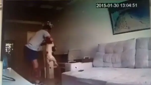 Grabó la relación de su novio con el perro y descubre...