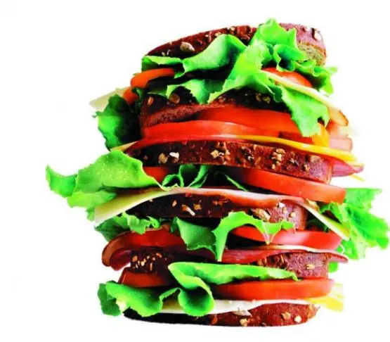 Hombre se disloca la mandíbula tratando de comer un sandwic