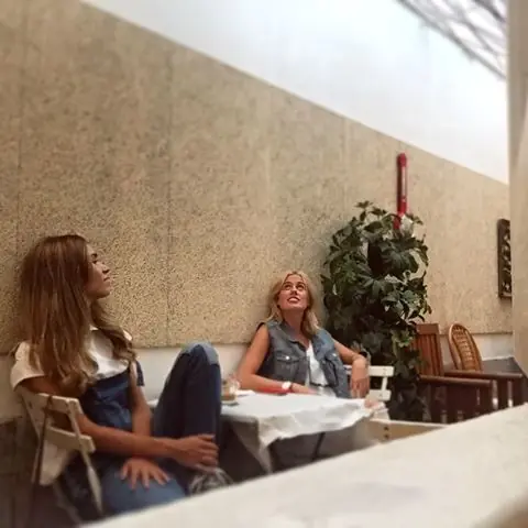 PRESENTADORA