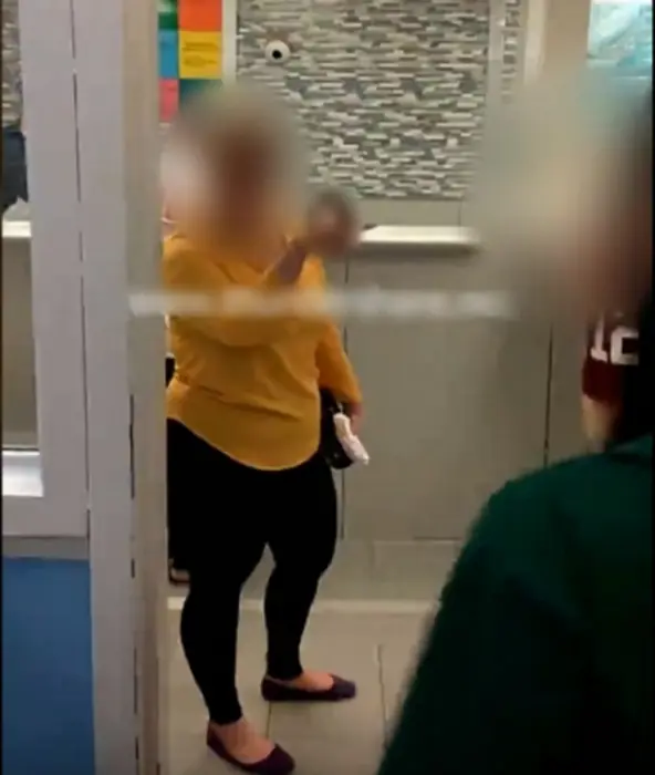 Mamá racista niega que atienda a su hijo un Doctor Negro