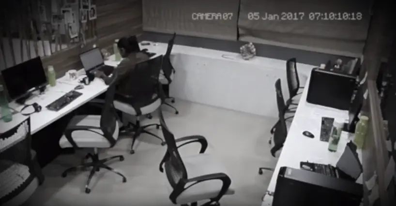 Se queda sola en la oficina y aparece un ente.
