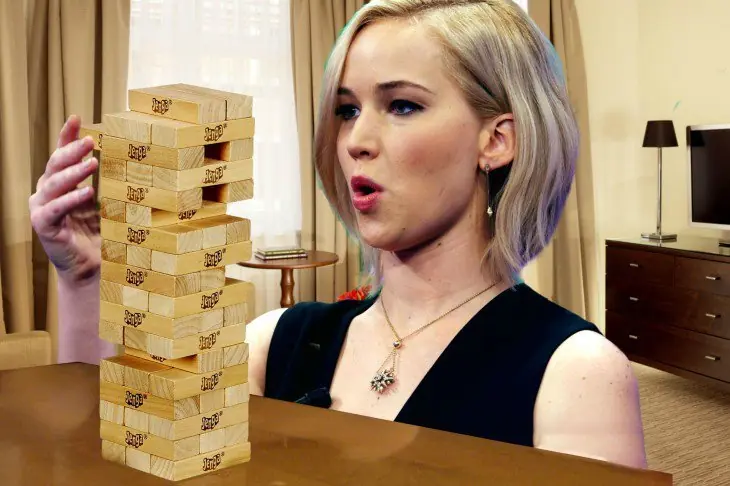Batalla de Photoshop con Jennifer Lawrence sosteniendo una.. Batalla de Photoshop con Jennifer Lawrence sosteniendo una..