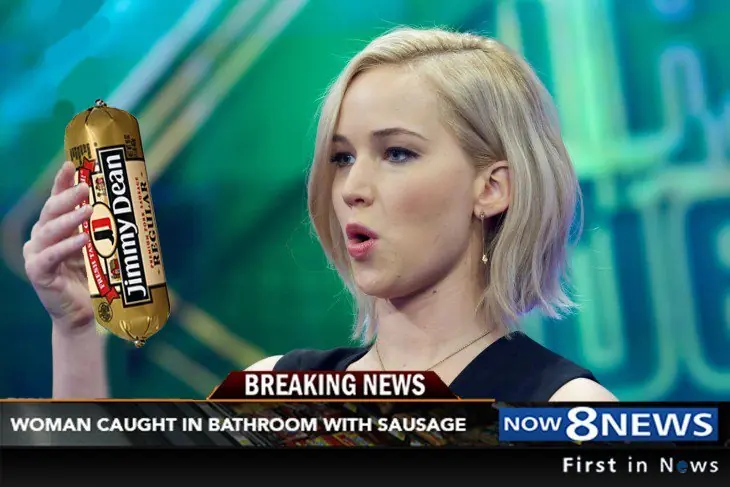 Batalla de Photoshop con Jennifer Lawrence sosteniendo una.. Batalla de Photoshop con Jennifer Lawrence sosteniendo una..