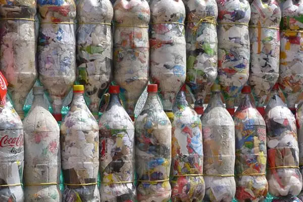 Mira como construir una casa con de botellas de plástico