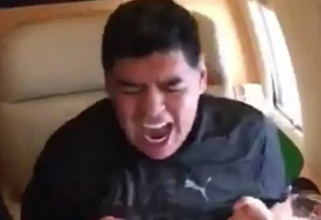 Maradona descontrolado en un avion video viral