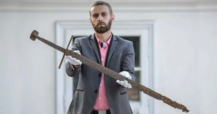 Encuentra espada medieval de 600 años en una tuberia