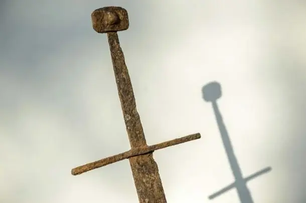 Intacta una espada medieval de 600 años de antigüedad