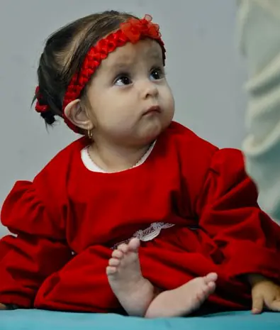 Recuerdas a la “niña sirena”? Mira cómo luce 10 años después
