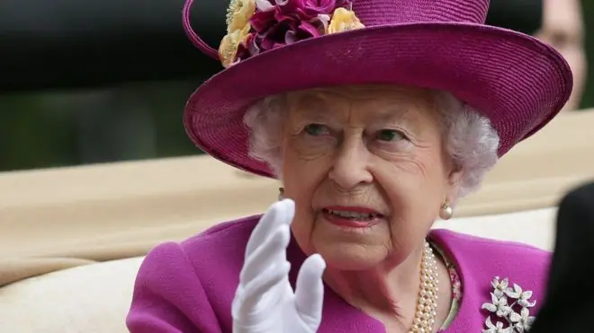 ¿Cuánto dinero gana la Reina Isabel II?