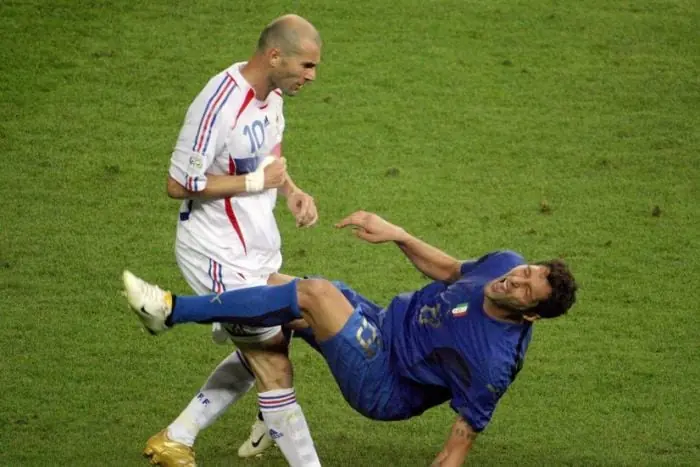 Las 10 reacciones más violentas del futbol