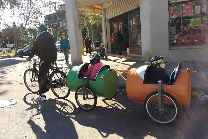 Un abuelo inventó una "bici-trencito"