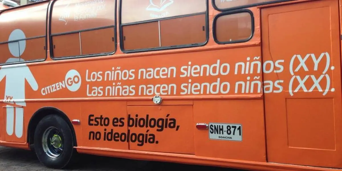 Bus contrario a la "ideología de género" llega a Chile